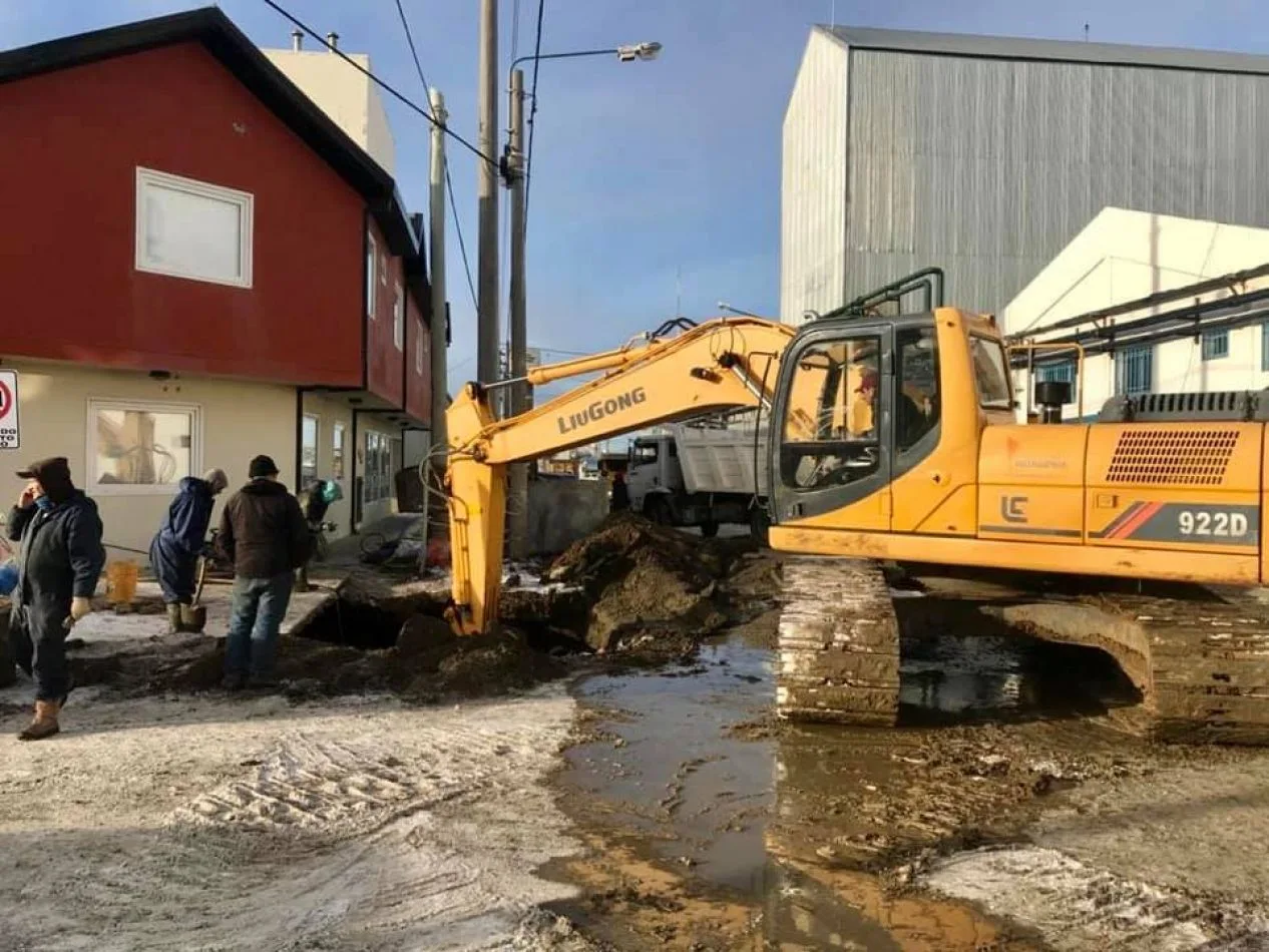 Empleados del municipio trabajando en el recambio de cámaras .