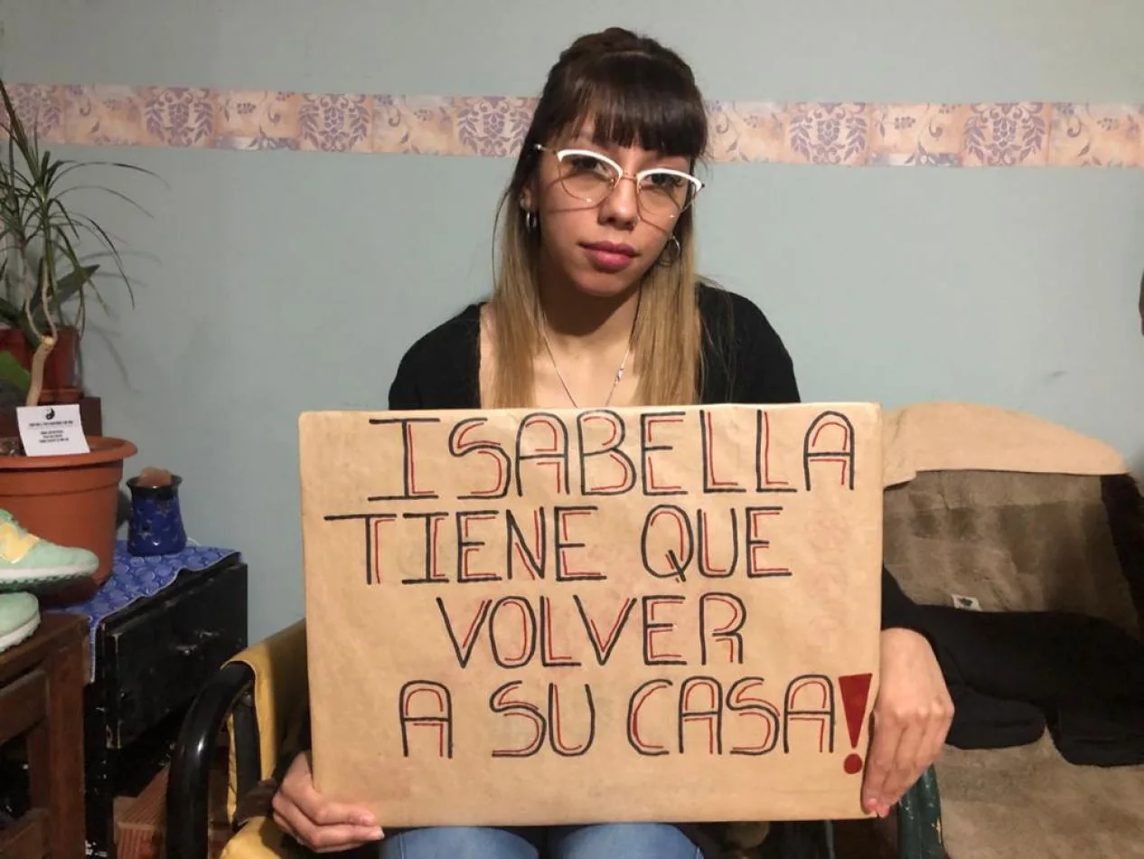 Una madre reclama poder volver a ver a su hija después de 150 días