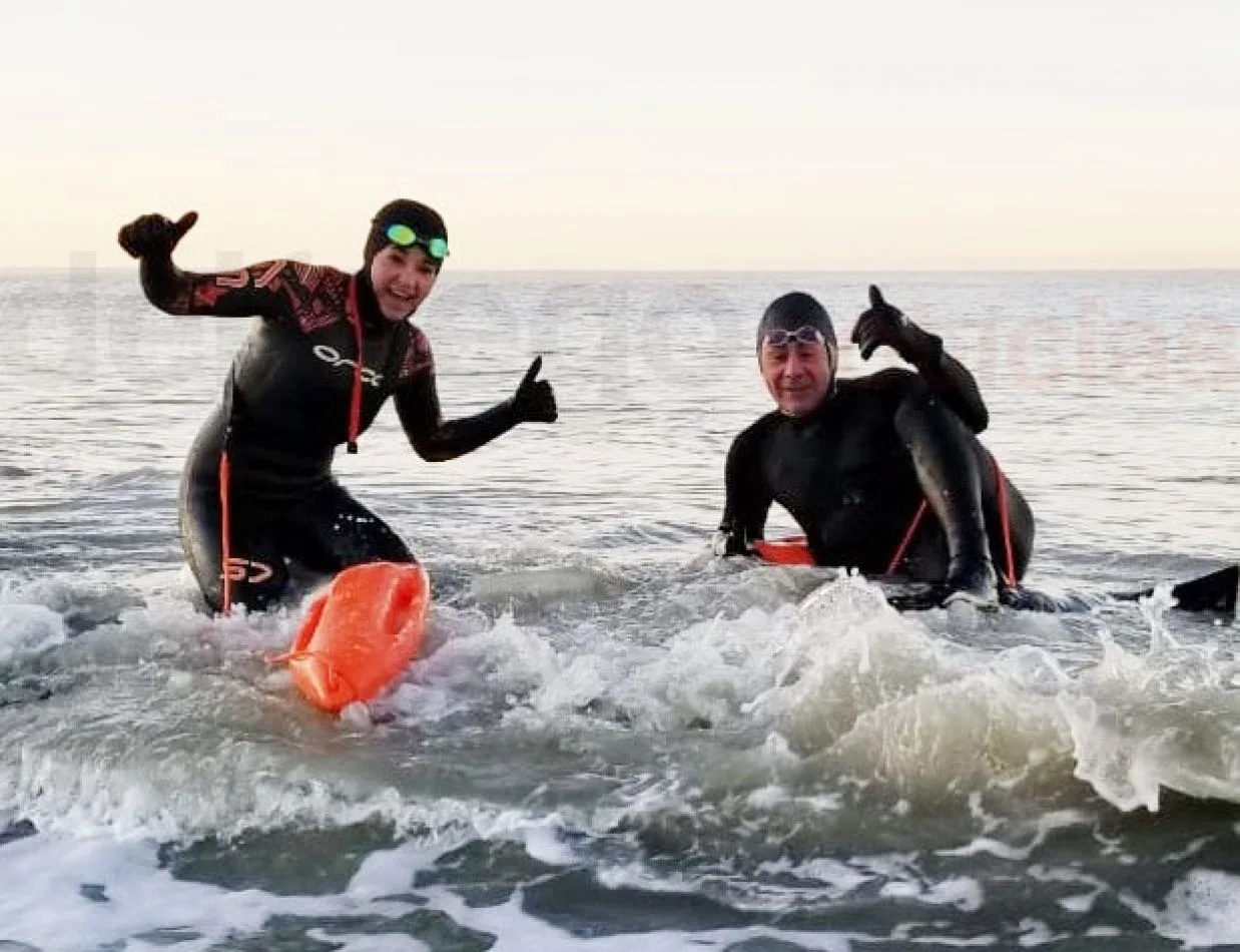 Luis Argamonte y Sandra Cussigh, cruzan a nado las aguas del mar. Lo hacen con temperaturas bajo cero.