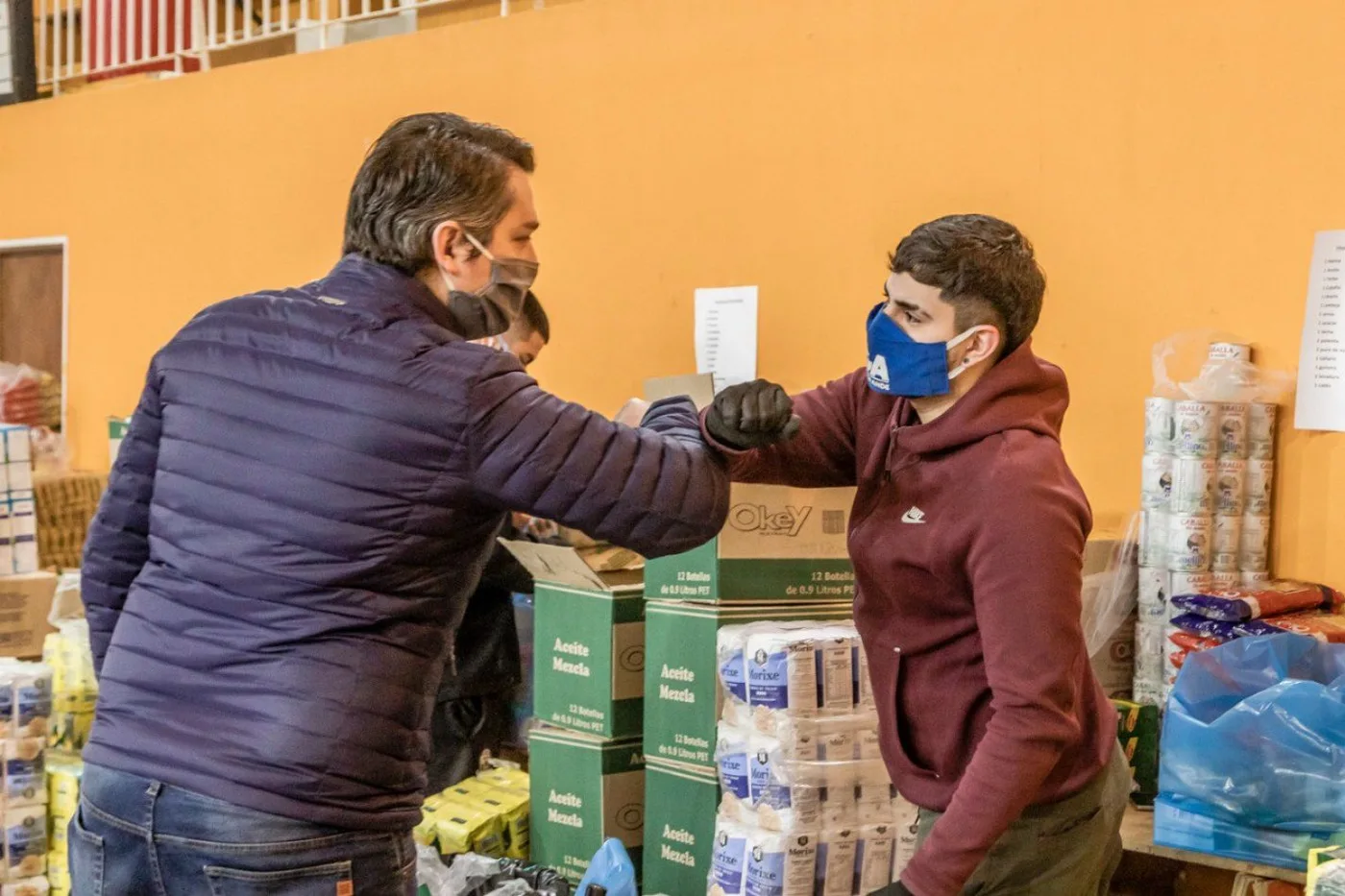 Entrega de módulos alimentarios en el Centro Deportivo Municipal de la ciudad de Río Grande.