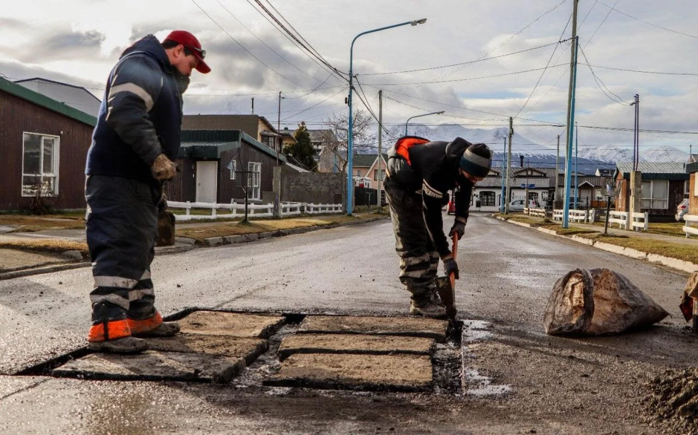 Empleados municipales trabajando en calles de Ushuaia.