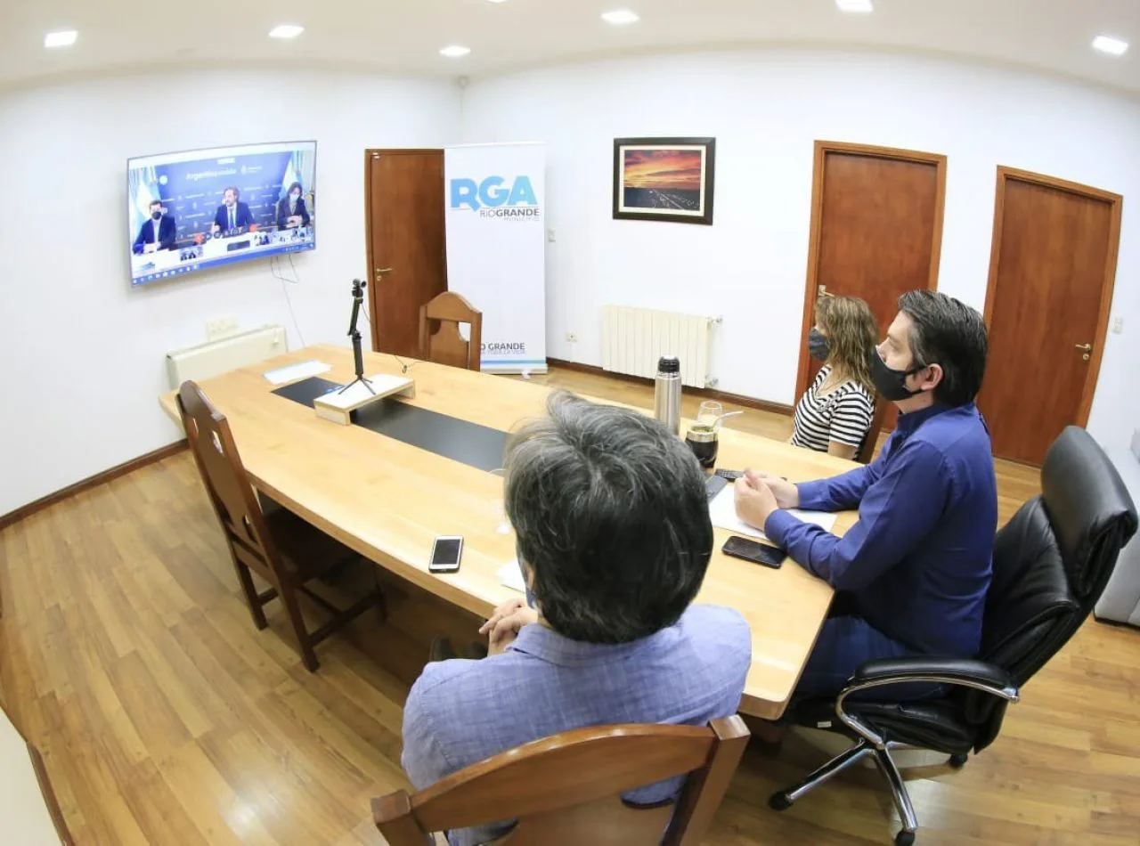 Reunión virtual en la dependencia municipal.