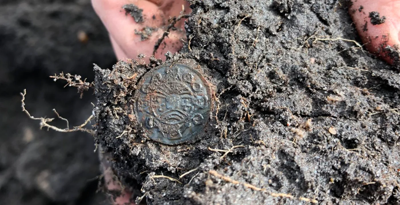 Hallan un tesoro vikingo de hace 1,200 años en Dinamarca