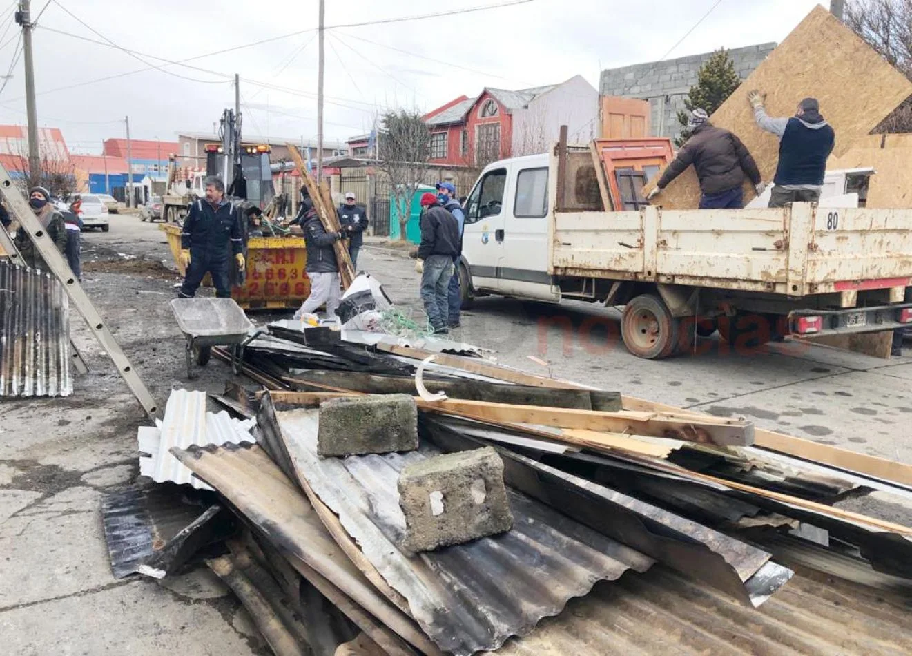 Municipio de Río Grande y la UOCRA trabajan en el lugar donde se desató un incendio.  (Foto: Chelo Guzmán).