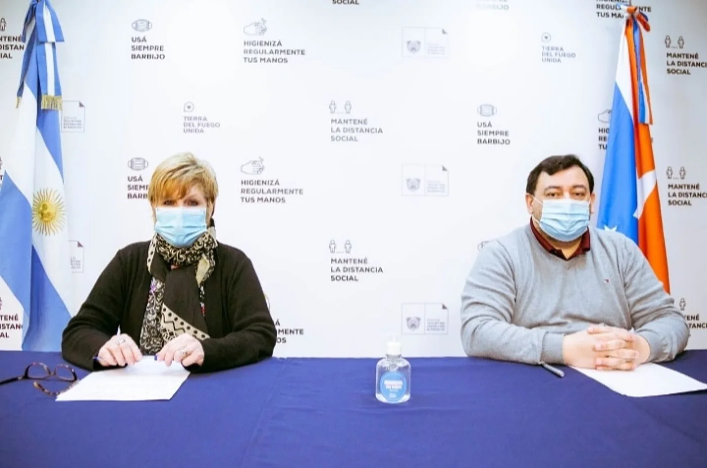 Funcionarios de Salud dando detalle del parte epidemiológico de Covid-19 en la provincia de Tierra del Fuego.