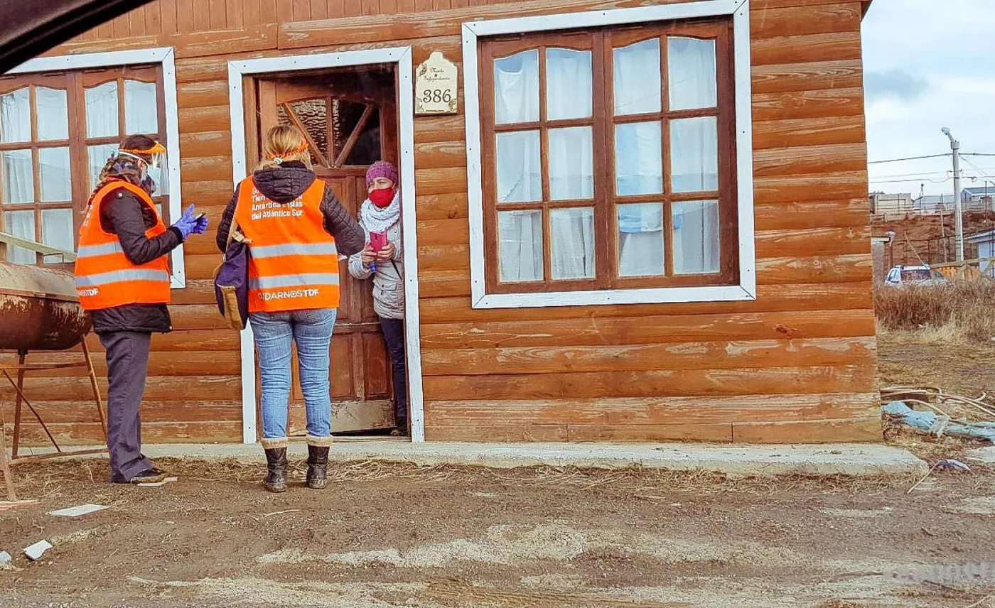 Personal sanitari trabajando en la detección temprana de síntomas de covid-19.