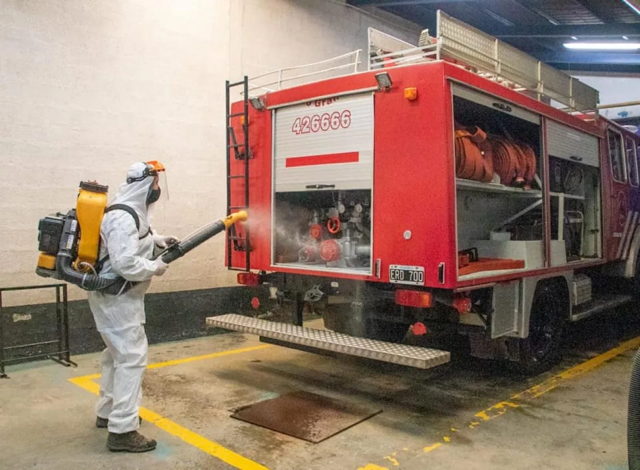 Personal del municipio realizando la desinfección del camión de bomberos.