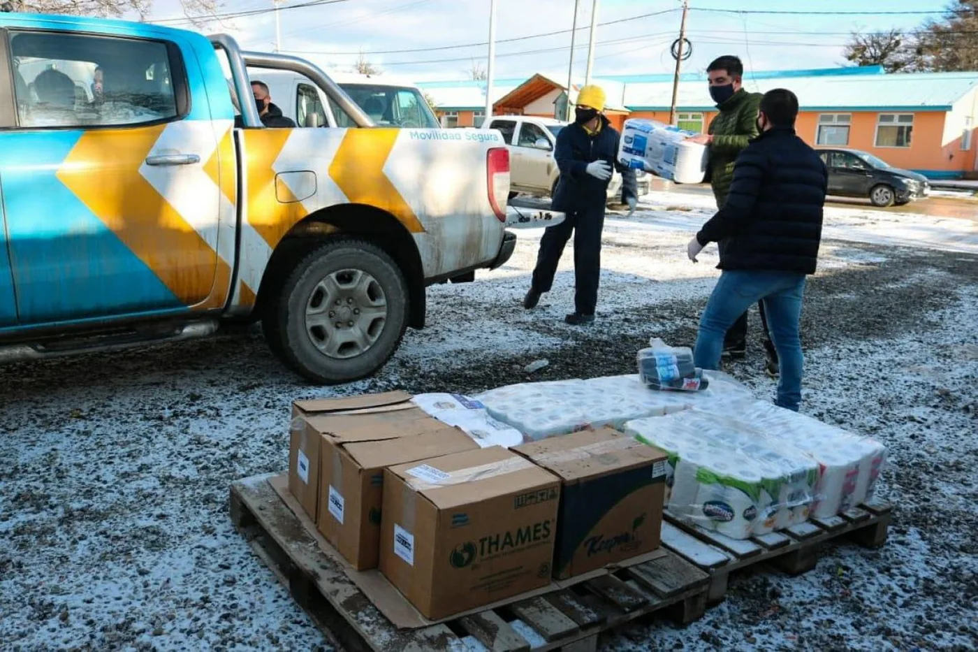 Personal del municipio de Ushuaia entregando los insumos sanitarios.