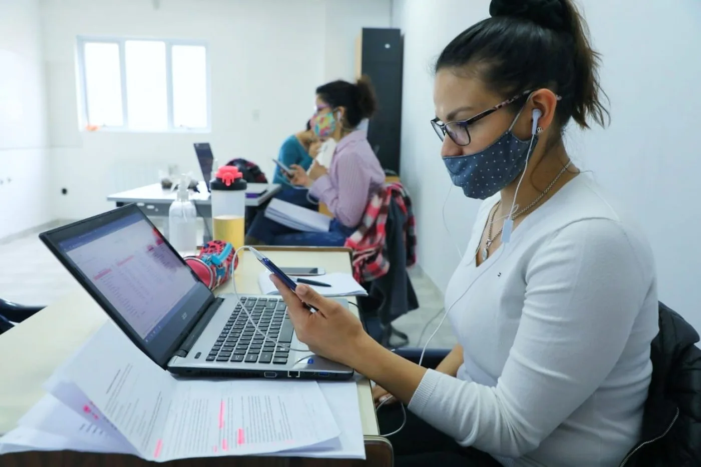 Cuenta con 10 líneas telefónicas que atienden de manera permanente.