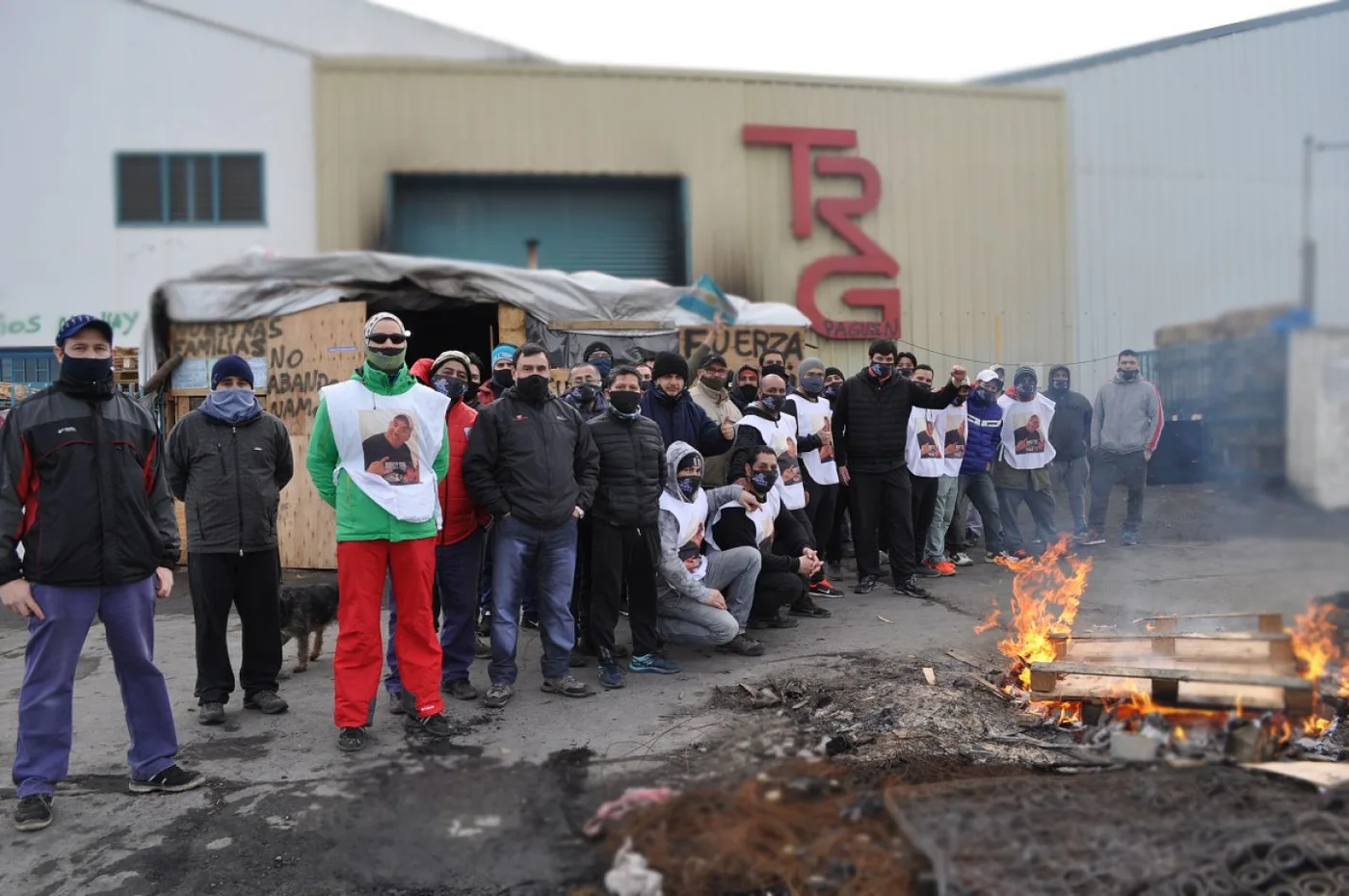 Los trabajadores de la Textil Río Grande posaron para El Sureño, luego de haber recibido la noticia de la reapertura de la planta fabril.