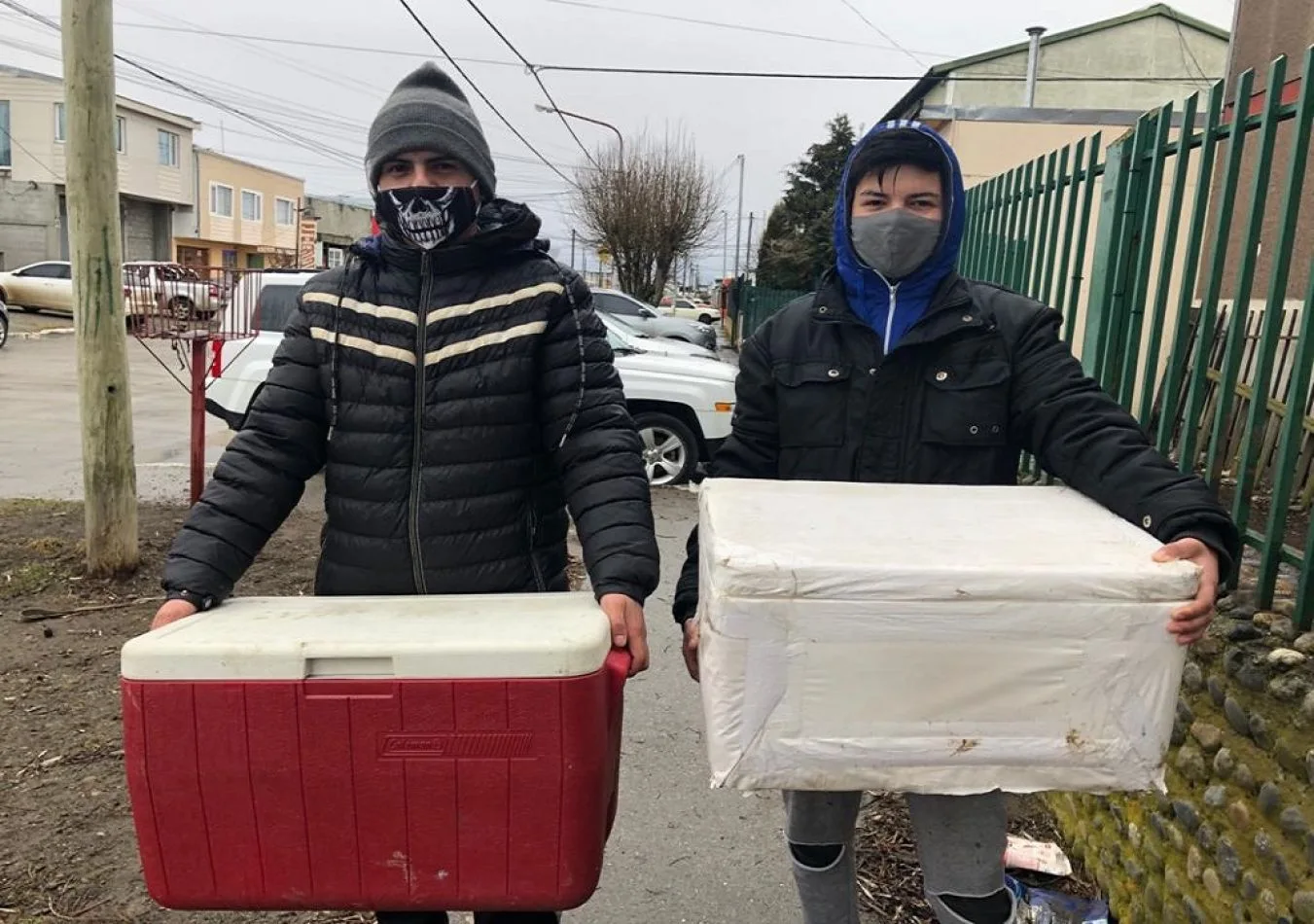 Cristian y Daniel, no consiguieron trabajo. Salieron a venden pan casa por casa.