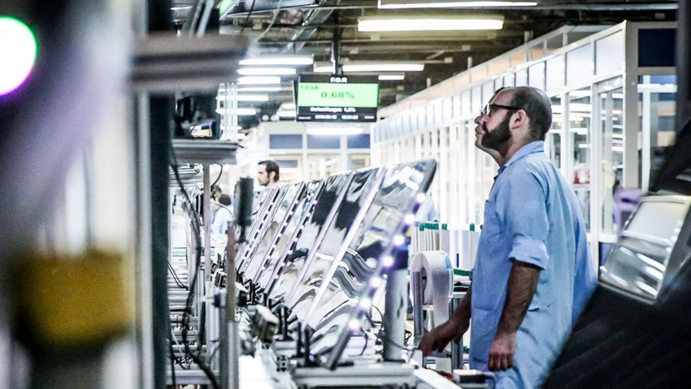 El lunes reabrirán las electrónicas y las textiles