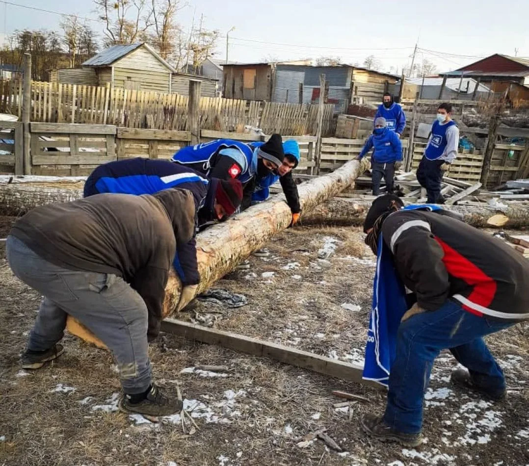 El Movimiento Solidario Barrios de Pie construye una casa solidaria en Tolhuin.