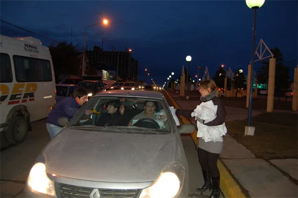 Los vecinos recibieron de buen grado las bolsas reutilizables.