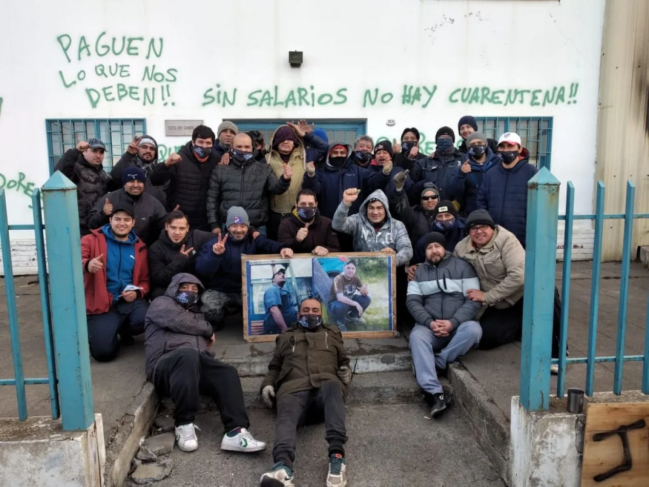 Los empleados decidieron levantar la carpa para facilitar la tarea de apertura de la empresa.