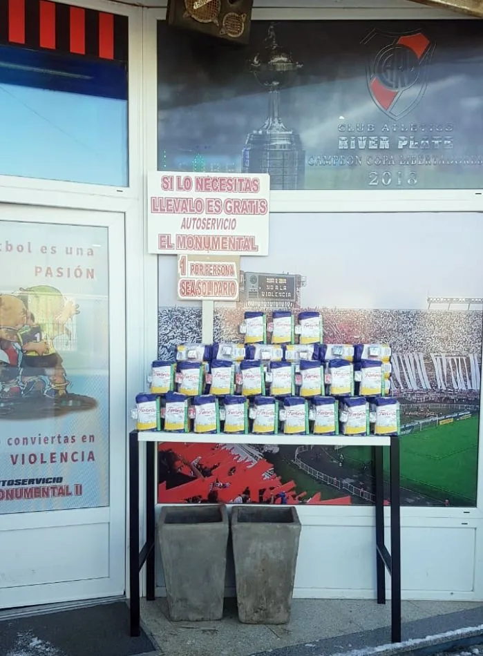 "Si lo necesitás, llevalo, es gratis. Uno por persona. Sea solidario".