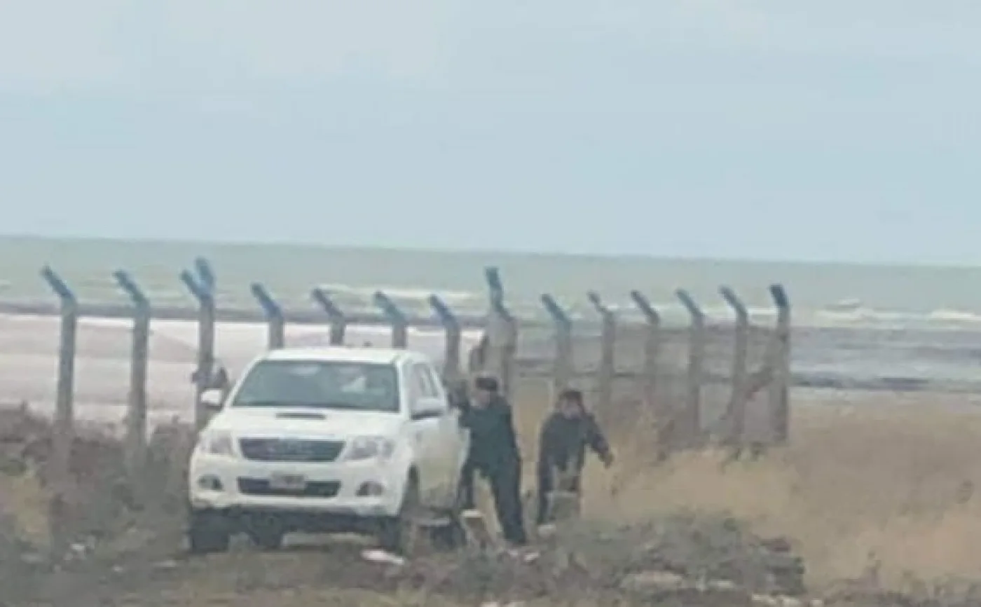 Vecino arrojando sus residuos en la zona de las costas