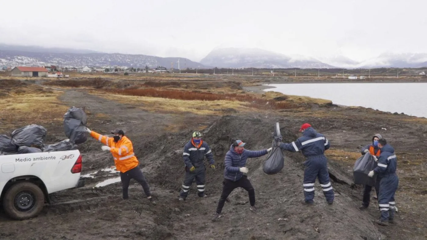 Municipio de Ushuaia investigará a los responsables de arrojar escombros en la zona costera