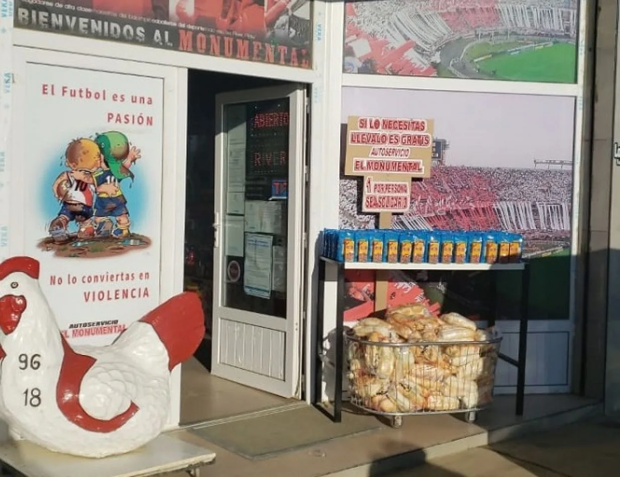 Son 200 bolsas de arroz, cada una con su correspondiente tomate triturado. Además, habrá 100 bolsas de pan para esos vecinos.