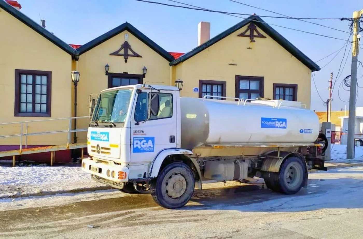 informa a los vecinos que el recorrido de los camiones cisterna que asisten con agua en diversas zonas de la ciudad, vuelve a realizarse en las zonas.