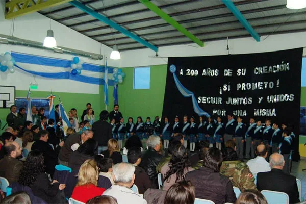 El acto congregó a cientos de personas.