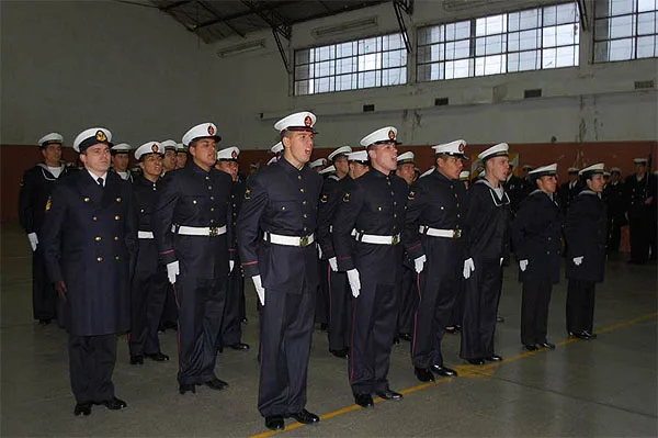Los nuevos marinos juraron la bandera con fervor.