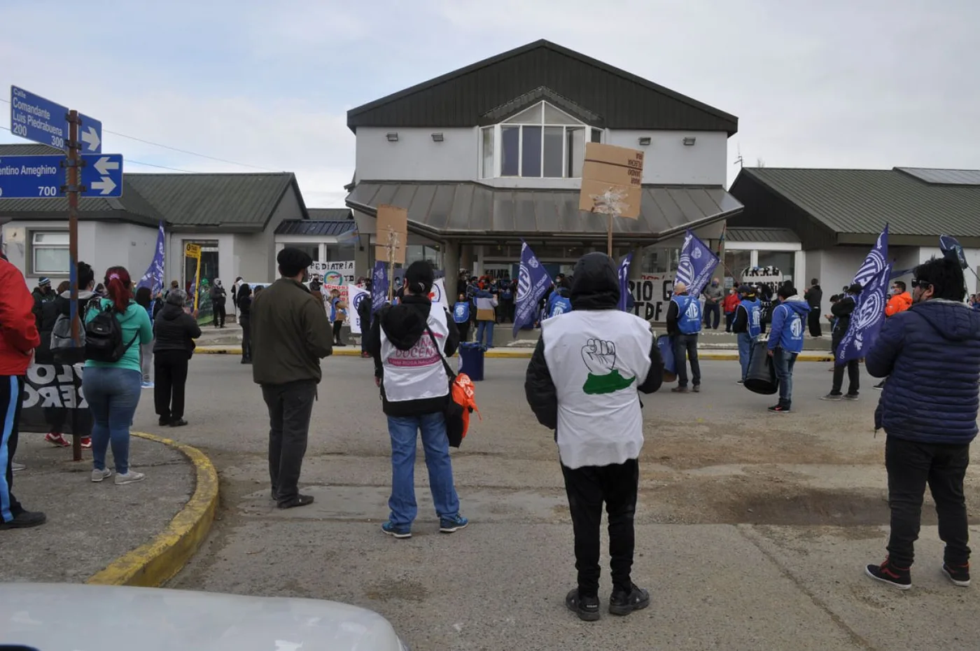 En el Día de la Sanidad, trabajadores estatales reclamaron en la puerta del nosocomio.