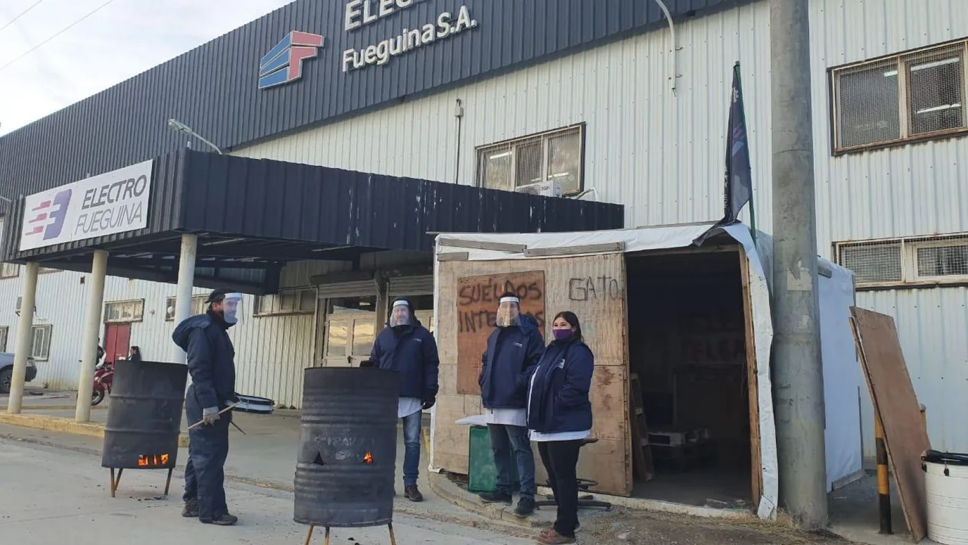 Trabajadores reclamaron en las puertas de Electro Fueguina