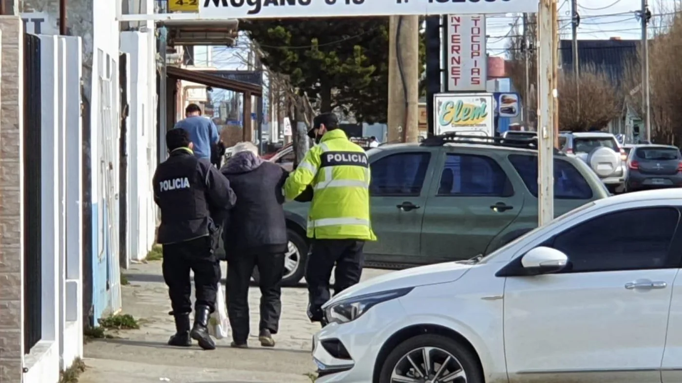 Policías ayudaron a un abuelo que no podía caminar por la fuerza del viento.