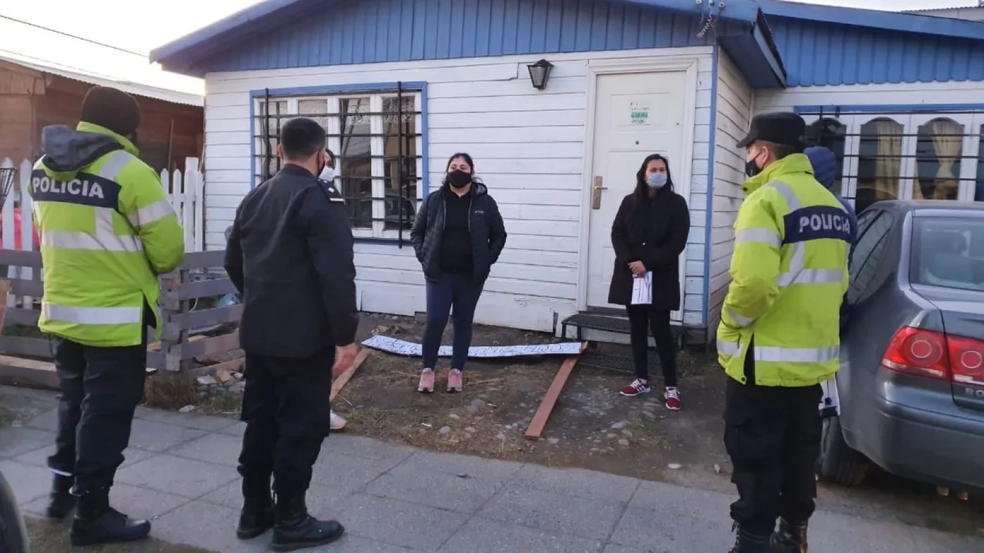 Trabajadores se manifiestan en la puerta de la casa del responsable de Salud RG.