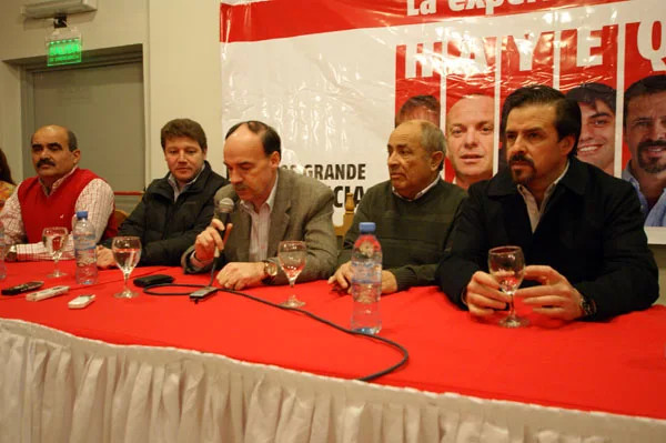 Autoridades y candidatos de la UCR, durante la conferencia de prensa.