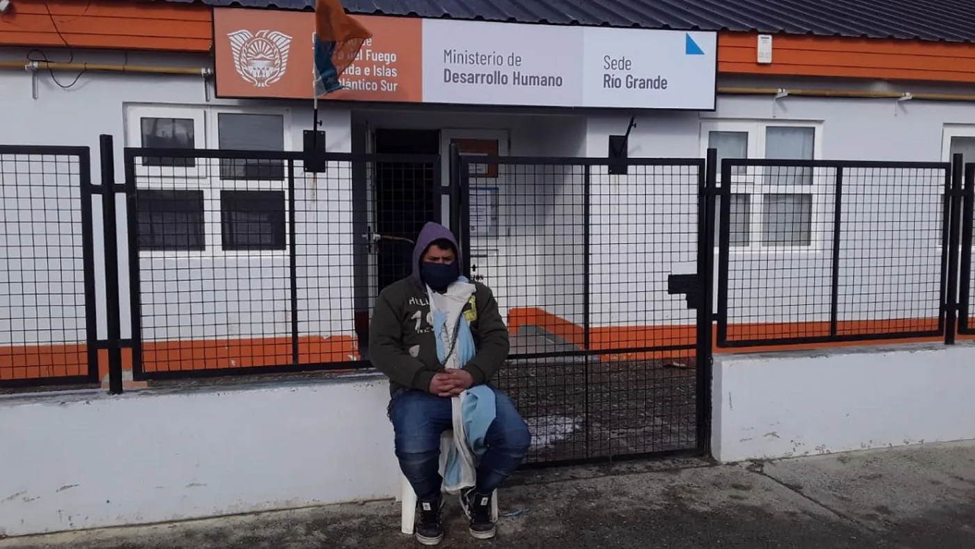Joven se encadenó frente a la sede de Desarrollo Social en Río Grande