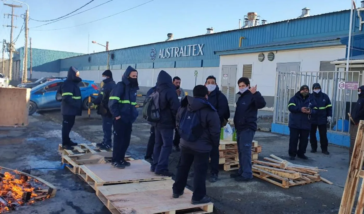 Comenzó una protesta de los trabajadores de la empresa Australtex esta mañana debido a los malos tratos que reciben por parte de personal jerárquico.