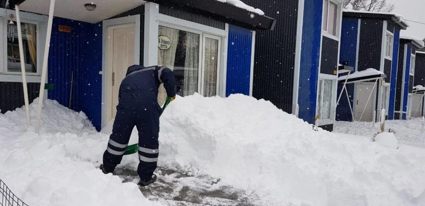 Municipio realiza el despeje y limpieza de nieve en las veredas de personas adultas mayores
