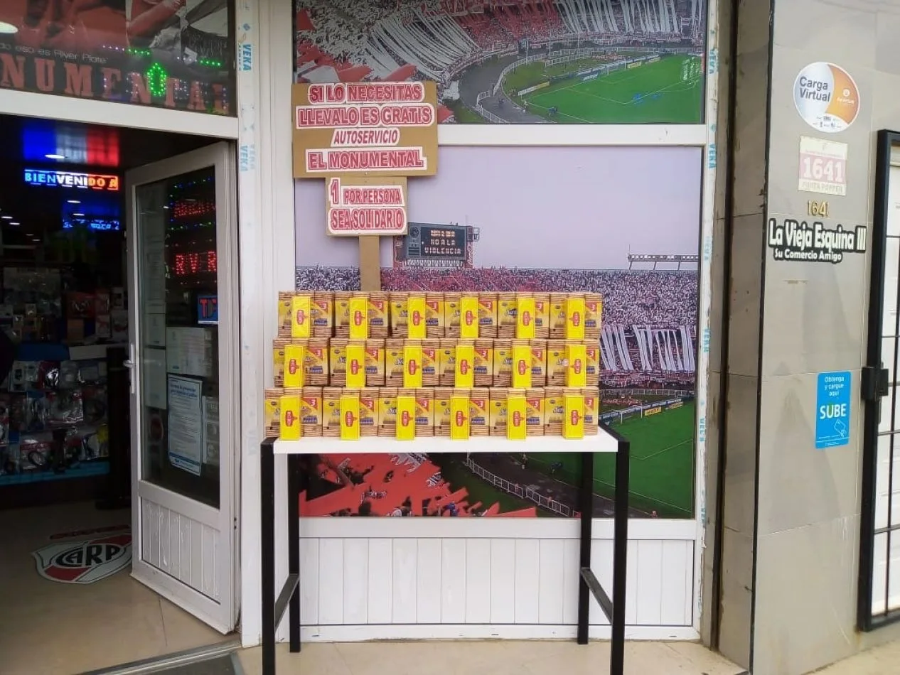 El “Gesto Monumental” donó 200 paquetes de galletitas y 200 cajas de té x 25