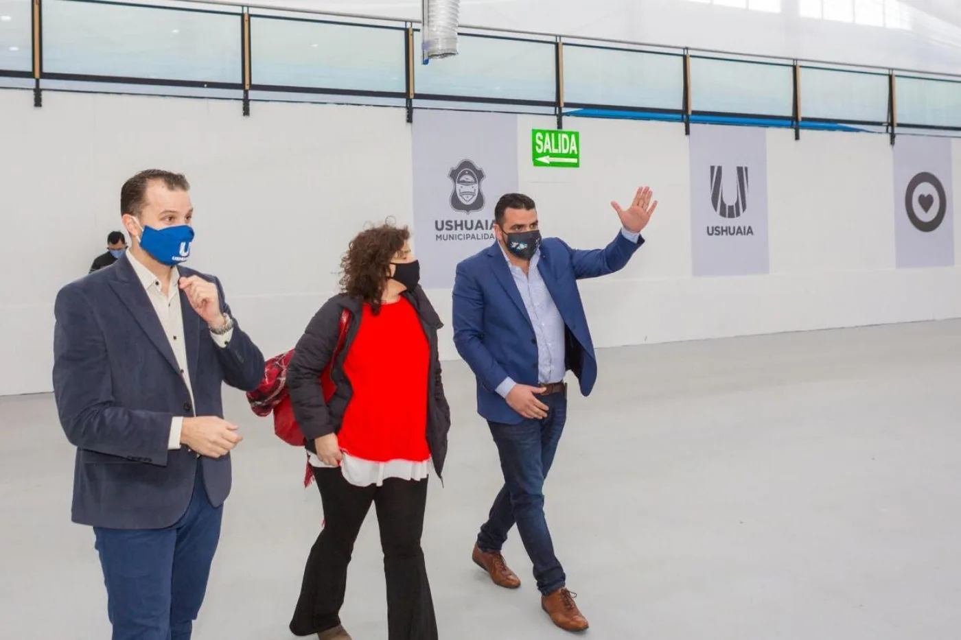 Walter Vuoto junto a Carla Vizzotti recorriendo el Polo Sanitario de Ushuaia.