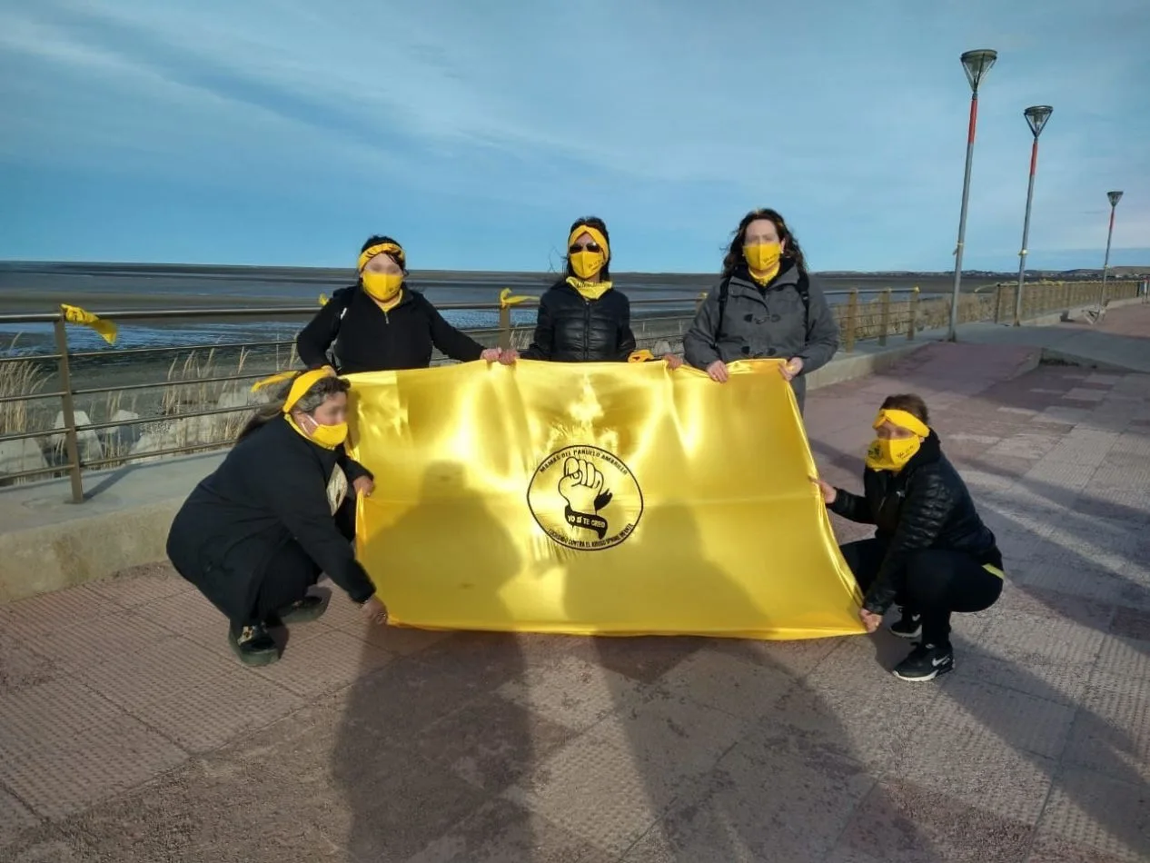 Cinco madres Pañuelos Amarillos, acamparon en el Juzgado provincial.