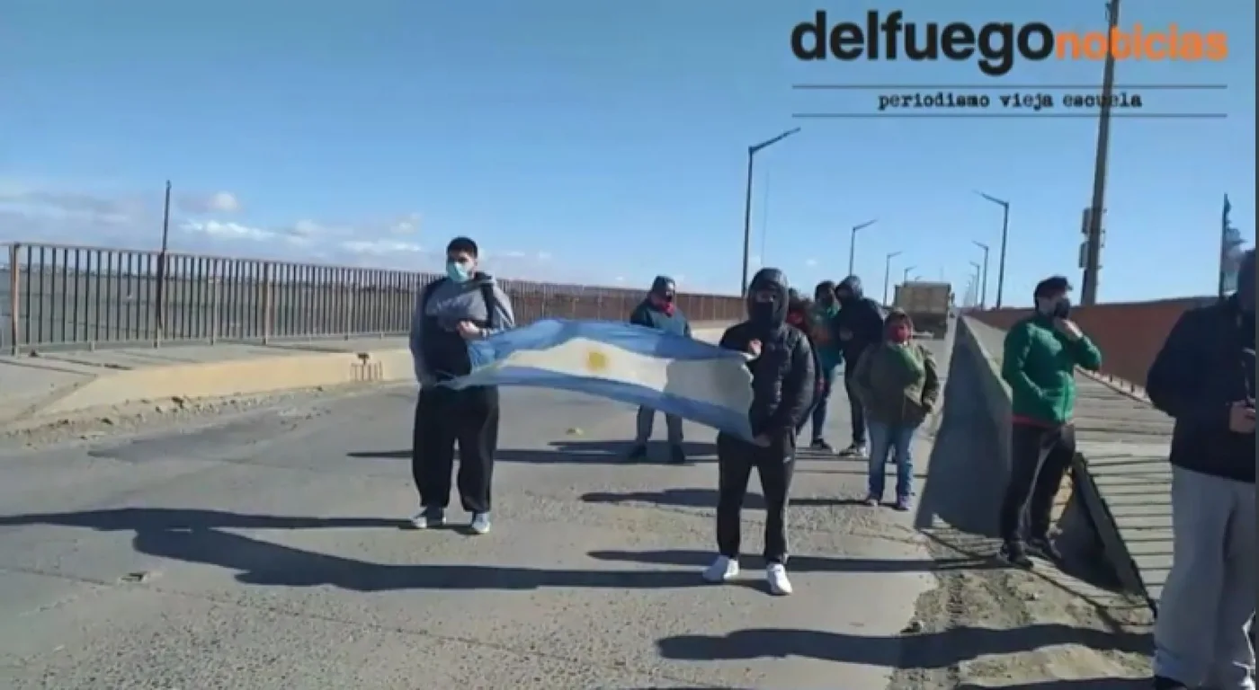 Trabajadores independientes cortaron el puente Mosconi y generaron tensión