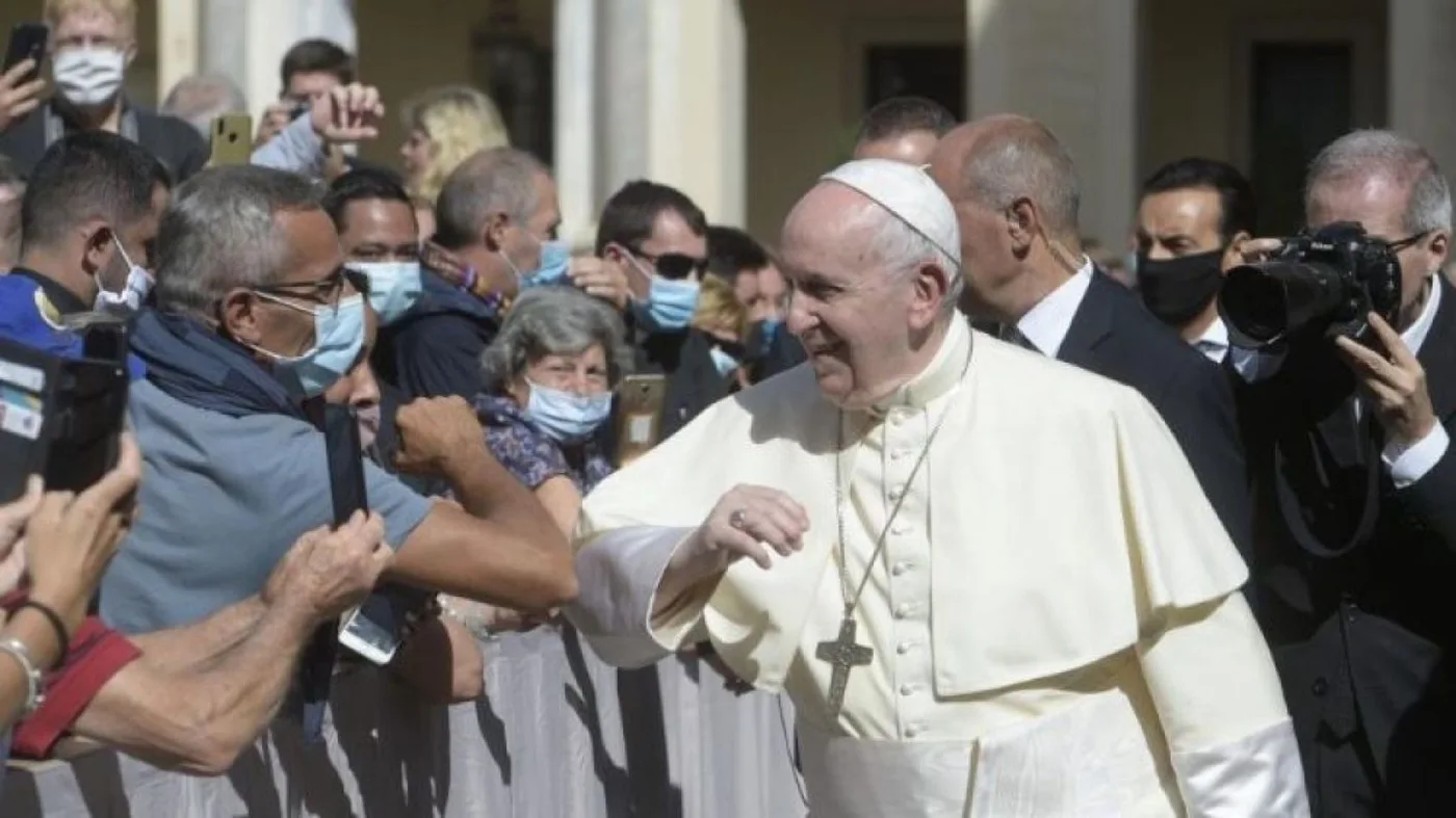 El papa se rehusó a usar mascarilla y tomar distancia de los fieles este miércoles.