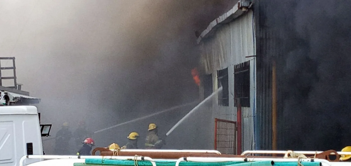 En el incendio trabajaron más de 150 efectivos de distintas instituciones de la ciudad.