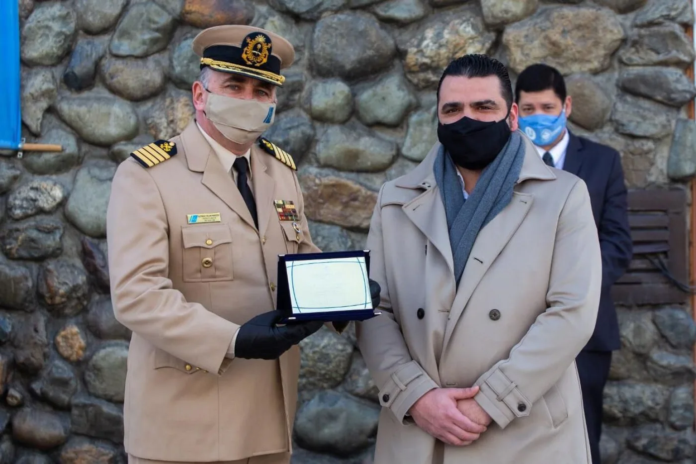 El Prefecto Mayor Alfredo Panozzo hace entrega de una placa al intendente Walter Vuoto.