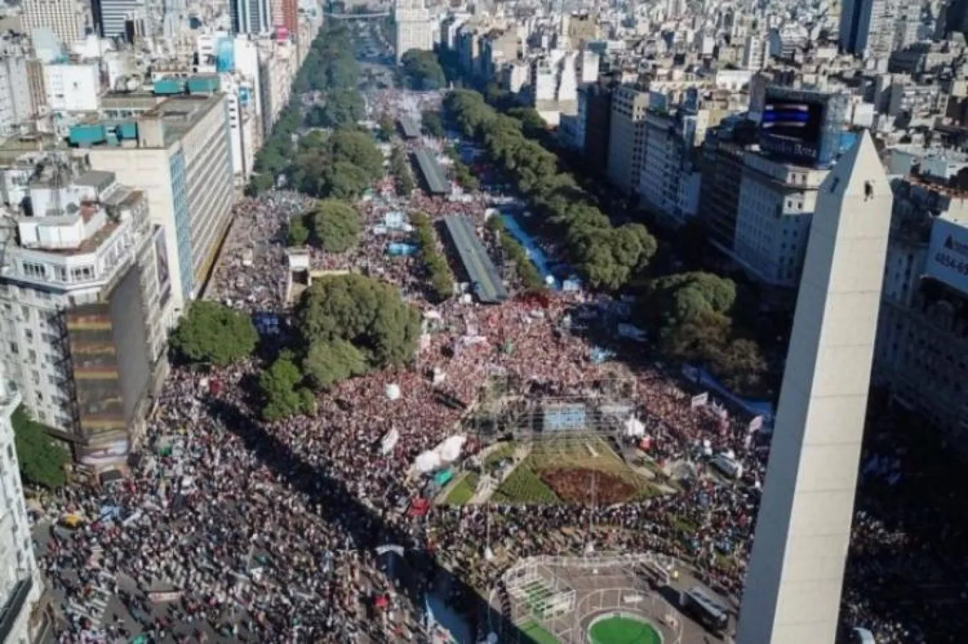 Miles de personas salieron a las calles a reclamar contra las políticas del gobierno de Alberto Fernández.