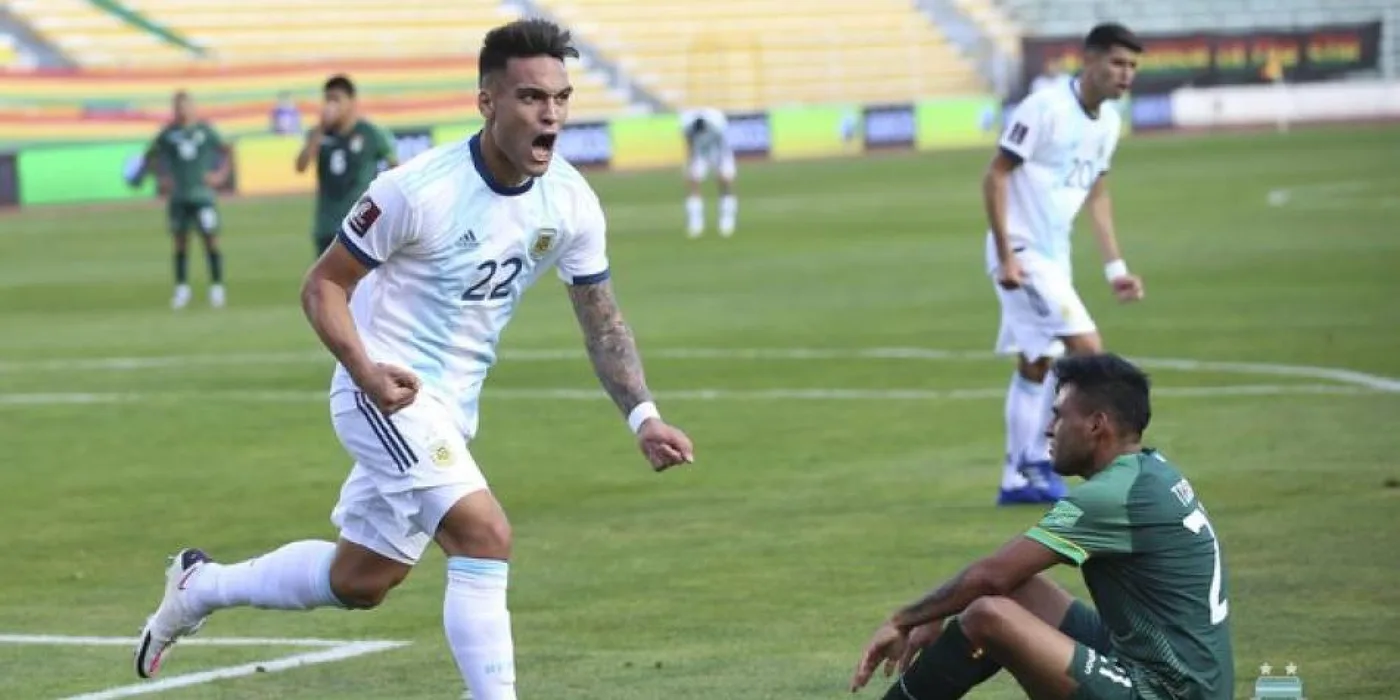 Lautaro Martinez anotando su primer gol en esta eliminatoria, detrás un agotado Exequiel Palacios, de gran partido.