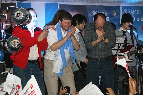 Gustavo Melella festeja la victoria junto a Jorge Martín y Pablo Blanco.