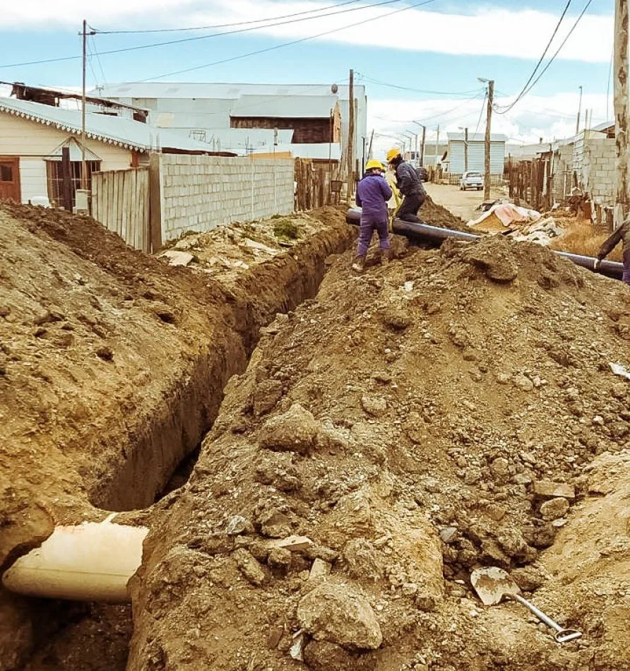 Comenzaron los trabajos de la red de agua,cloaca y anexos del barrio Arraigo Sur