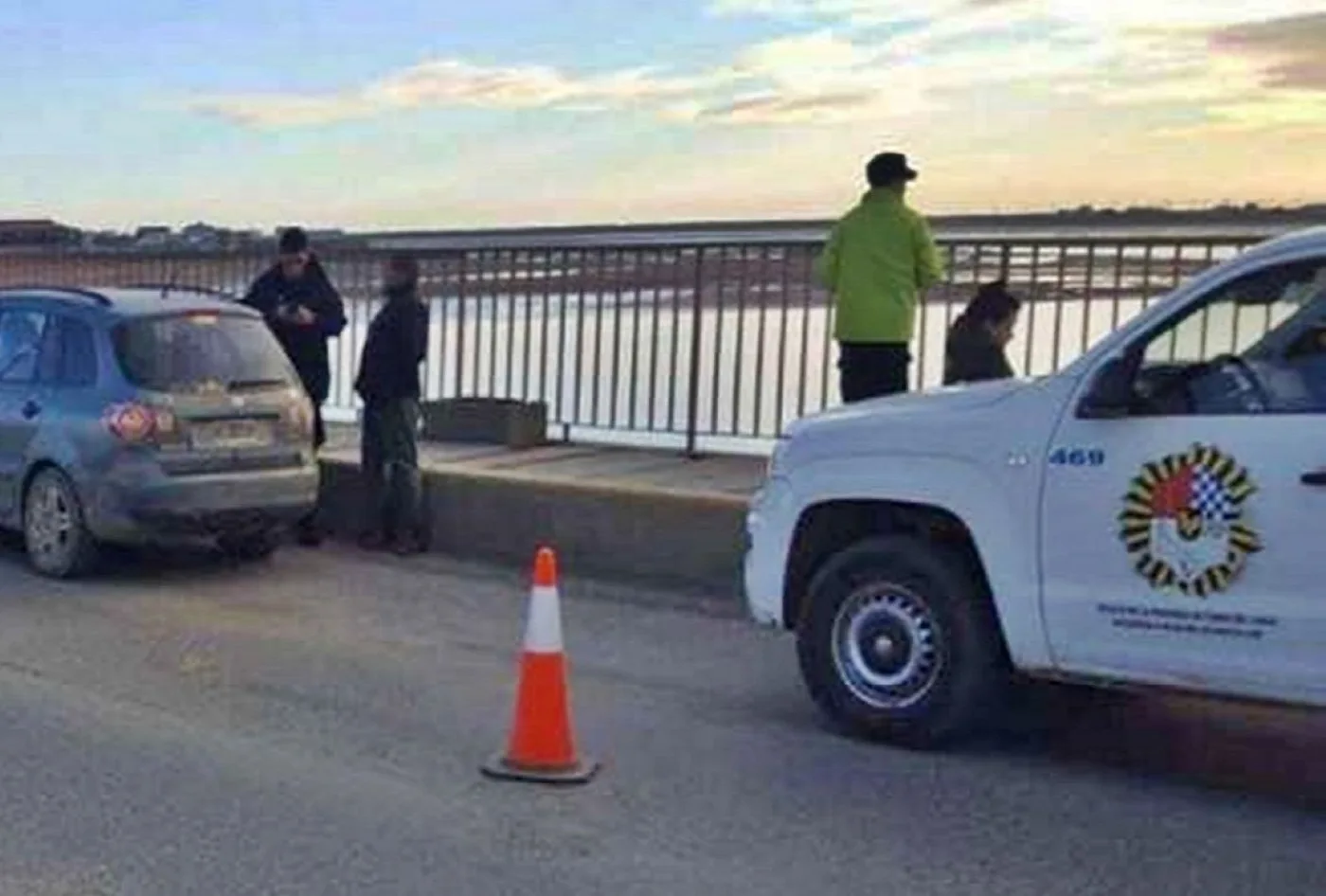 Un hombre intentó arrojarse al río desde el puente Mosconi.(Foto archivo).