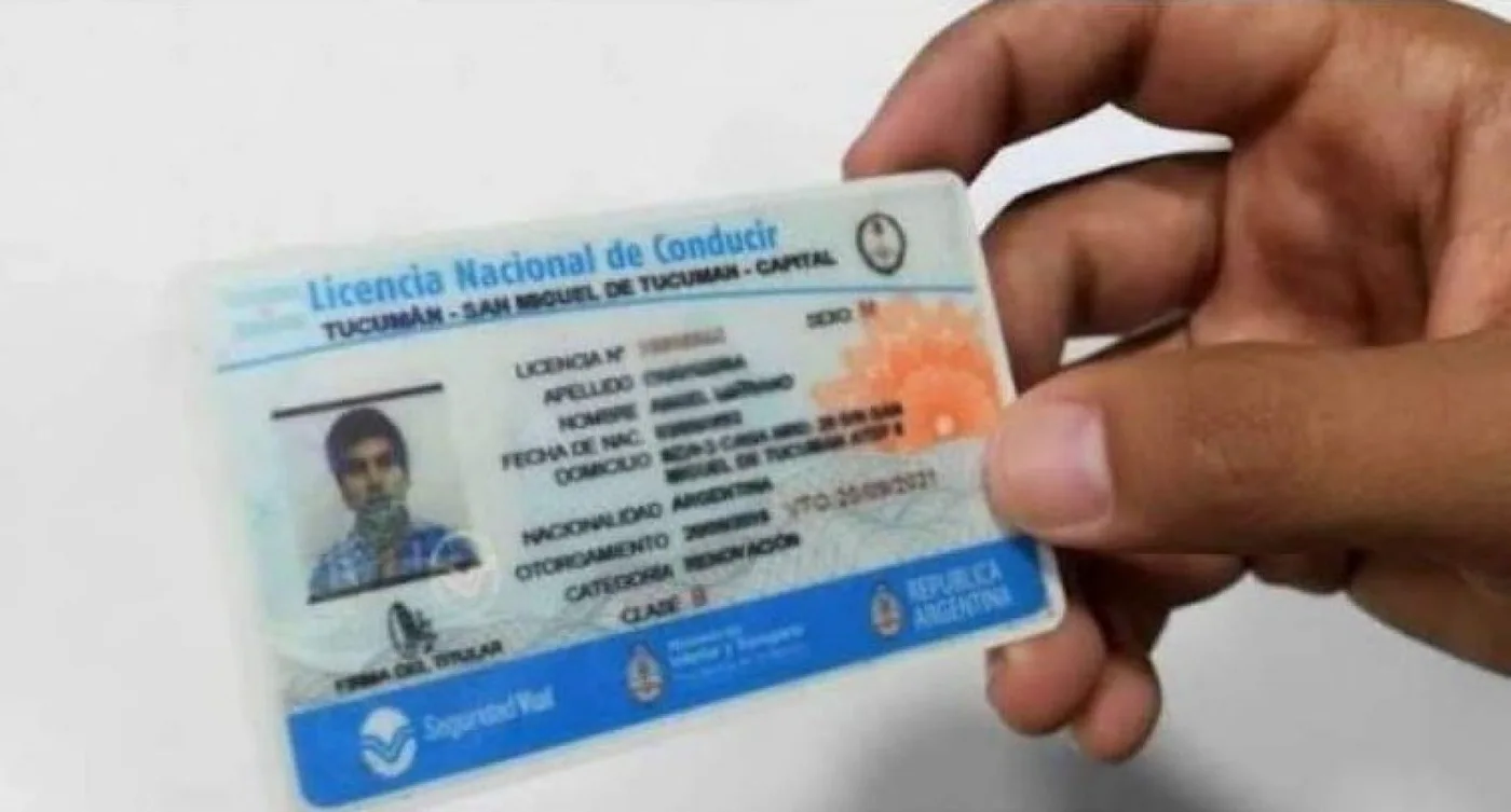 se alerta que quienes accedan a esas licencias de conducir falsas, podrían incurrir en el delito de falsificación de material de instrumento público.