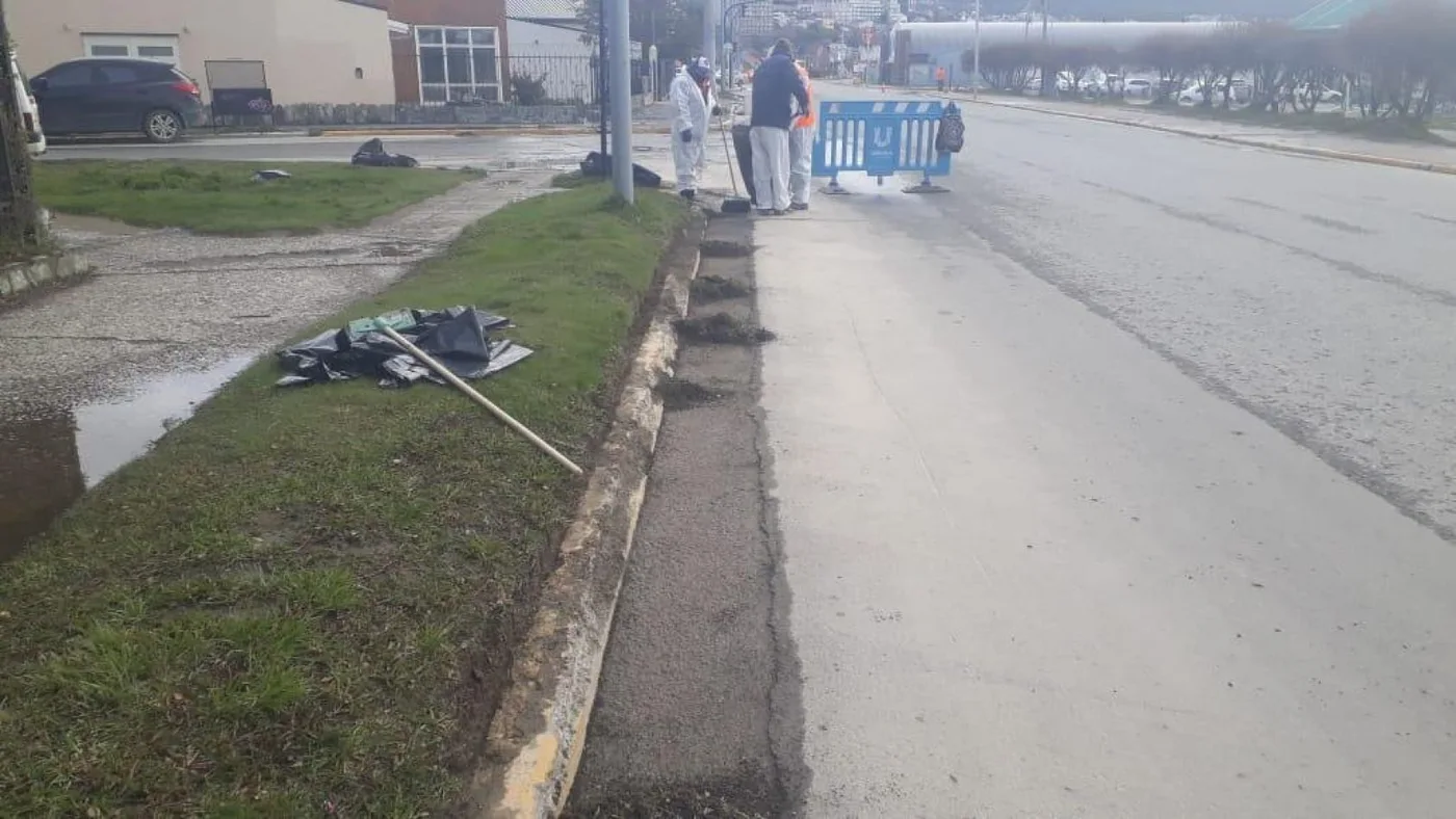 Secretaría de Medio Ambiente de Ushuaia continúa con la limpieza de calles