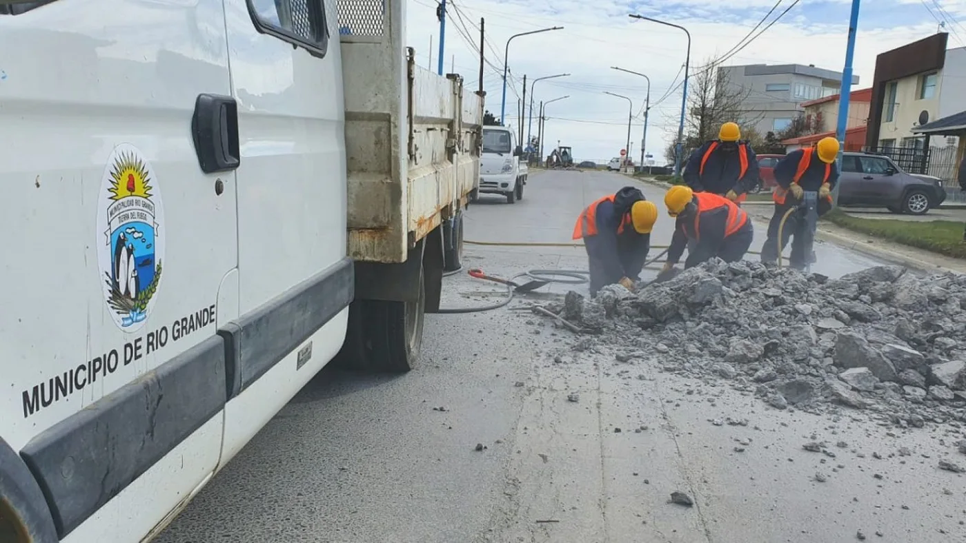 Trabajos de bacheo en calle Pacheco.