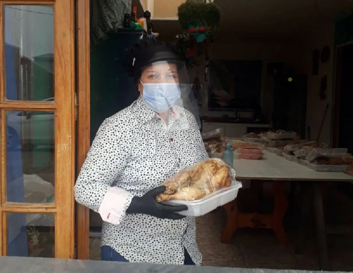 De menú, Felisa brindó un pollo con ensalada rusa por el Dia de la Madre.